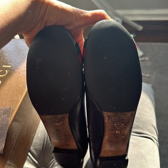 CLASSIC GUCCI FLATS WITH ICONIC COLOR STRAPS. SPECIAL HEEL PROTECTION - Picture 4 of 11